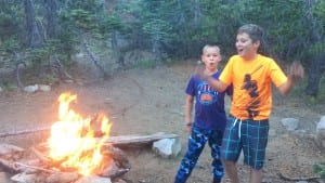 Campfire-at-Island-Lake-with-the-family-in-Tahoe-National-Forest